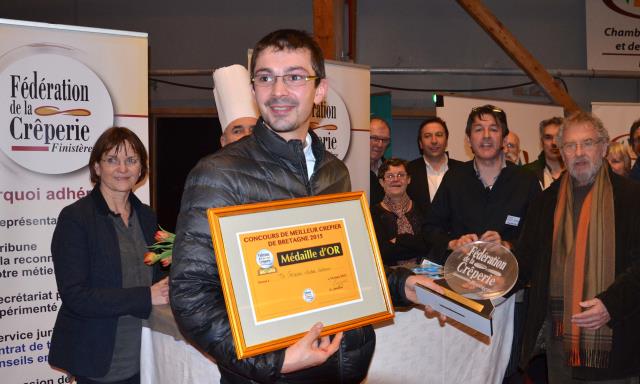 Nicolas Guélou, jeune chef Costarmoricain médaille d'or des Crêpiers de Bretagne