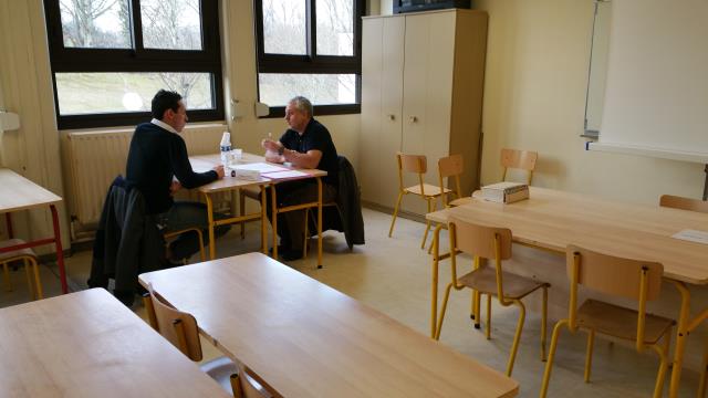 Le restaurateur Philippe Redon en entretien avec un élève apprenti du CFA.