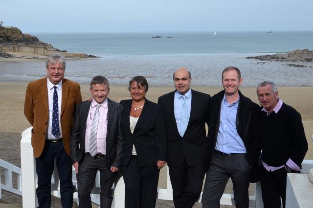 Sur la terrasse du restaurant du casino et sur fond de mer, les cinq présidents bretons de l'UMIH et à droite Pascal Monchoix Vice président UMIH 22