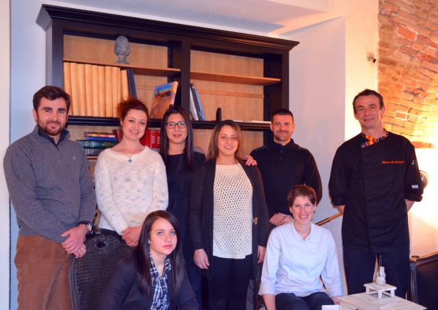 Une dizaine de personnes travaille à l'hôtel-restaurant La Robeyère sous la direction de Thomas de Mérindol (à gauche) : ici, à ses côtés, de gauche à droite, debout, Amandine Nicolas, Mylène da Silva, Nawal Bouali, Olivier Vincent, David Reginaud (le Che