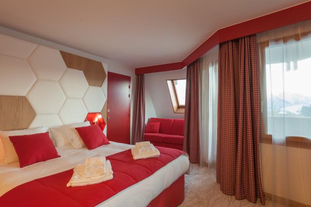 Une belle histoire d'abeille et de miel distillée élégamment par Sandrine Alouf sur sept étages. Ici, l'une des 46 chambres, déclinée en rouge.