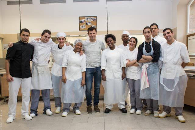 Christian Ernst entouré de sa brigade d'un jour pour le 'menu étoilé' réalisé dans le restaurant d'application de l'Ecole de la 2ème chance.