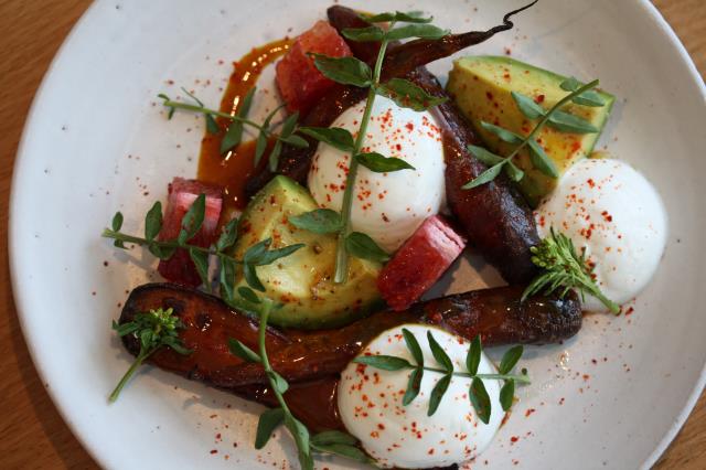Carottes sauce barbecue, curry à l'orange, yaourt et avocat : Une recette de Ludovic Lefebvre (Trois Mec, Los Angeles)
