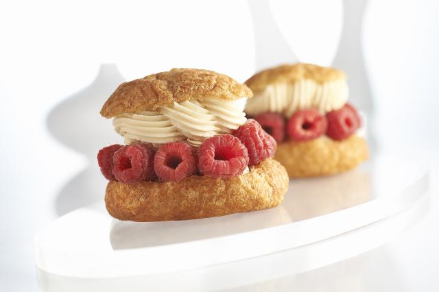 Chou caramel au beurre salé et framboises