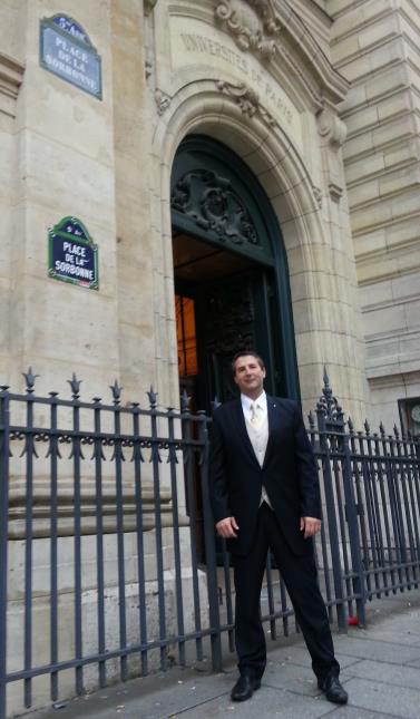 Gil Galasso, le 5 décembre, avant la présentation de son travail de thèse sur 'L'art de la découpe, 1000 ans d'histoire' devant la Sorbonne.