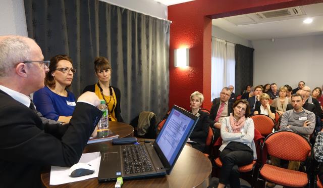 Jean-Luc Monot, Delphine Levadoux et Céline Becker du bureau du club hôtelier clermontois présentent la nouvelle mouture du site internet aux adhérents.