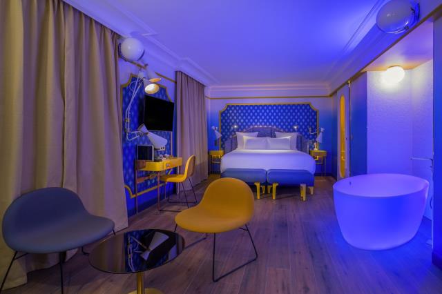 La chambre Blue Sunshine de l'hôtel Idol.