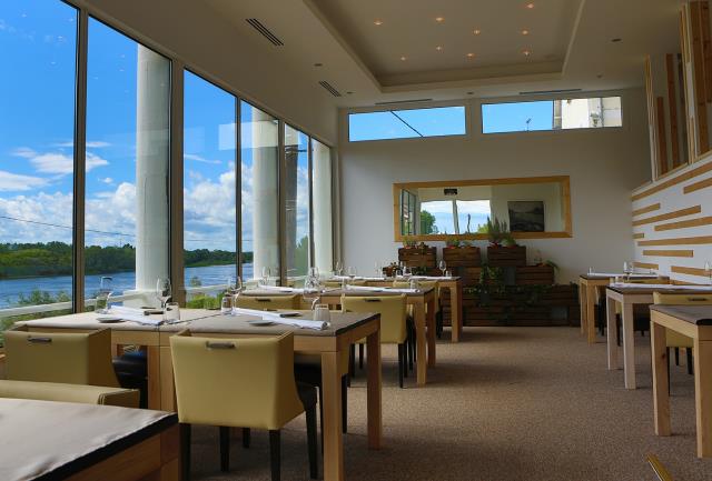 La salle du restaurant donne sur la Loire.