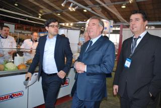Yves Larrouture, président de l'Umih Béarn et Soule ( à droite) aux côtés de François Bayrou lors...