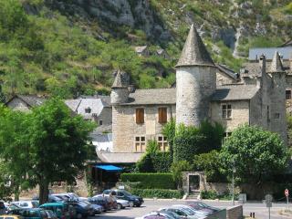 Le Manoir de Montesquiou est un vrai monument historique dans les gorges du Tarn.