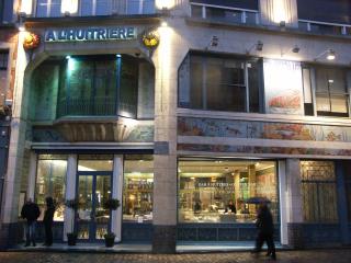 Le magnifique magasin, le bar à huîtres continuent de fonctionner, ainsi que l'activité traiteur.