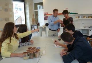 Lors d'un atelier au musée Carré Plantagenêt du Mans (72), Jacky Egbert, professeur de pâtisserie...