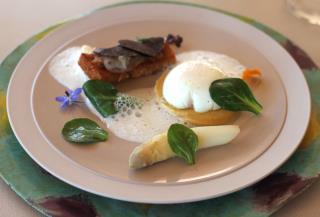 L'oeuf de 'nos poules', mollet, sur un lit de pois chiches frais, asperges et mouillette de lardo...