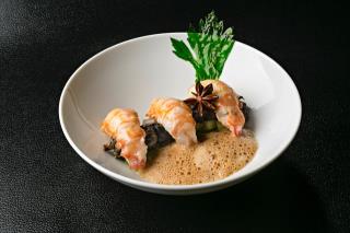 Brochette d'escargots à la réglisse, langoustines en bouillon mousseux à la badiane. Stéphane...