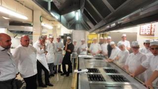 Les jeunes du lycée professionnel Ambroise Croizat à Moûtiers (73) et les chefs venus au lycée pour...