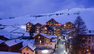 Tel un hameau, l'Alta Peyra Hôtel & Spa s'est glissé entre le domaine skiable et l'église de...