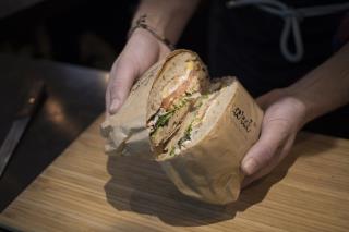 Le pan bagnat de Yoni Saada chez Bagnard, Paris IIe