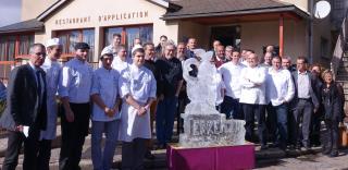 Photo de groupe avec Jacky Ribeyre (à gauche), les candidats et le vainqueur (5e à partir de la...