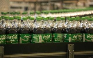 La bouteille de Coca-Cola life affiche un code couleur vert, qui rappele les feuilles de stevia.