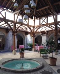 L'entrée de l'hôtel a été entièrement repensé avec un cloître intérieur maintenant couvert d'une...