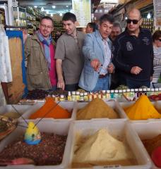 Au Souk d'Agadir, face aux épices : Régis et Jacques Marcon, Rodolphe Regnault et Kamal Rahal...