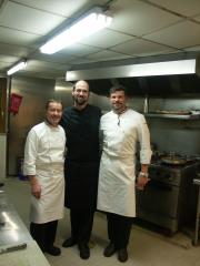 Eric Robert (MOF 2000, à D.) et Benoit Nicolas (MOF 2015, à G.) étaient ravis de venir cuisiner aux...