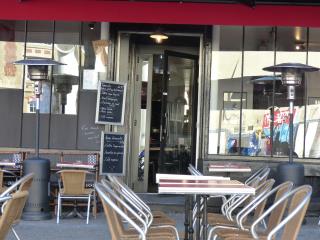 Deux parasols chauffants qui coûtent très cher aux restaurateurs