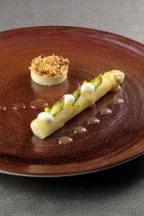 L'asperge blanche du Sud-Ouest étuvée au Sauternes, croustillant aux noisettes & thym citron,...
