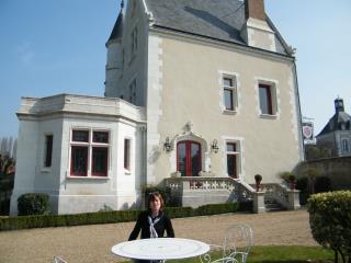 Isabelle Sohn devant le Manoir Saint Thomas