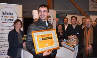 Nicolas Guélou, jeune chef Costarmoricain médaille d'or des Crêpiers de Bretagne