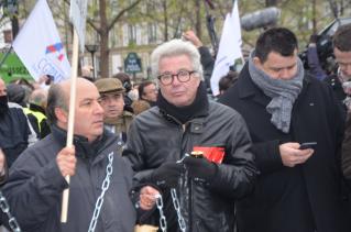 Didier Chenet va lui aussi accrocher un cadenas.