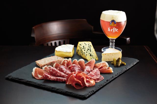 Dans les Café Leffe, une restauration rapide est proposée à toute heure de la journée.
