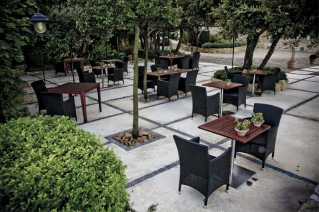 Des fauteuils Pétra de chez Fénabel, et des chaises Danubio habillent la terrasse du restaurant « Entre Vigne et Garrigue » à Pujaut (30).