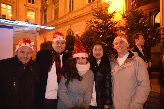 Les chefs et les étudiants en tenue de Noël.