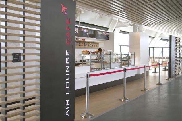 Développé par Servair, le concept « Air Lounge Café » propose, dans une ambiance feutrée, une offre de restauration à consommer sur place ou à emporter.