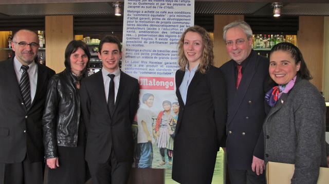 Lycée hôtelier de la Francophonie La Rochelle : au centre les gagnants région Ouest-Aquitaine du prix Malongo, Diane Billiet et Brice Robin aux côtés de leurs professeurs J.M Etchegoyen et M.P Lecleve. Aux extrémités la société Malongo représentée par Pao