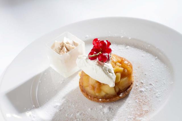 Tatin de pomme et coing revisitée, quenelle de chantilly à la cannelle et mousse au caramel.