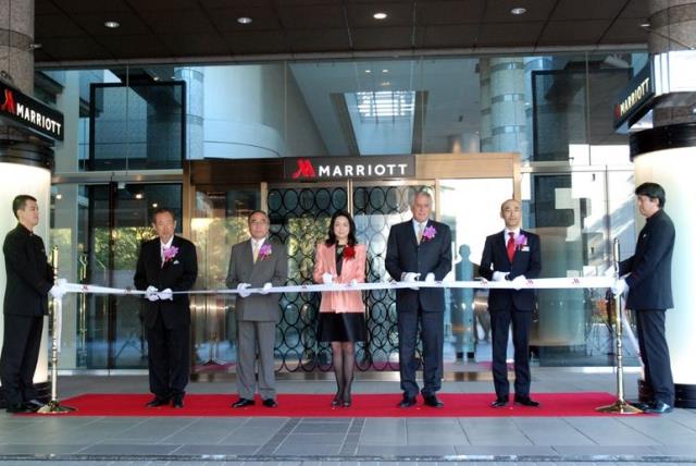 De gauche à droite : Toshio Hara, directeur et président, M. Hara Museum of Contemporary Art, Takeshi Hamano, chef de Shinagawa Ward,  Miwako Date, président de Fiducie Hotels & Resorts Mori, Simon Cooper, PDG de  Marriott International Asie et Kenji Fuku