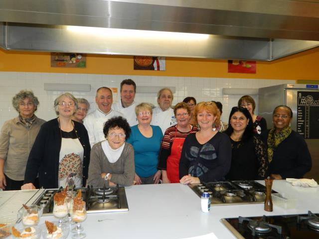 Les trois chefs de l'association 'Les 19 Bonnes tables sarthoises' ont cuisiné avec les femmes du centre social Le Kaléidoscope du Mans (72).
