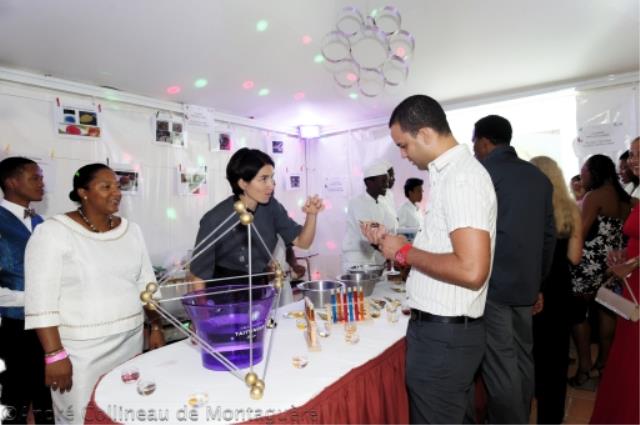 Stand sur la cuisine moléculaire avec de gauche à droite Madame Touré, professeur de sciences appliquées et Madame Sénéjean, professeur de cuisine.