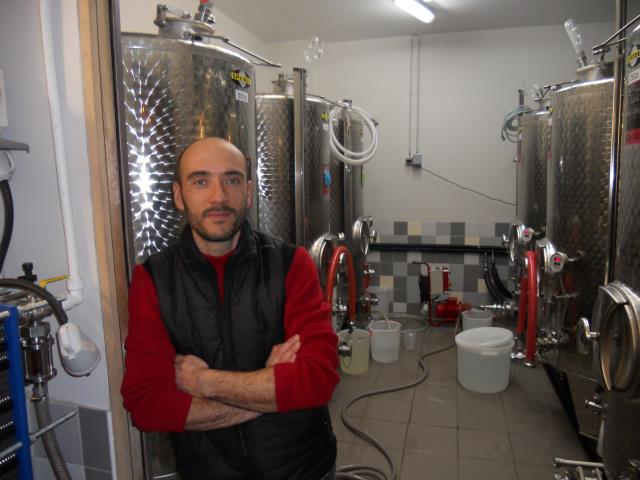 Thierry Roche dans la salle des fermenteurs.