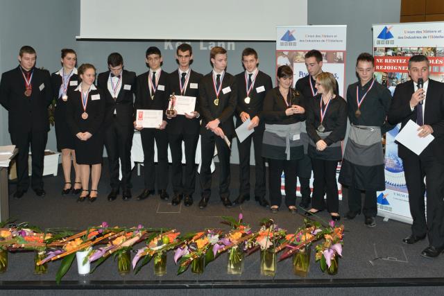 Le podium des jeunes enthousiastes du concours Master In Service