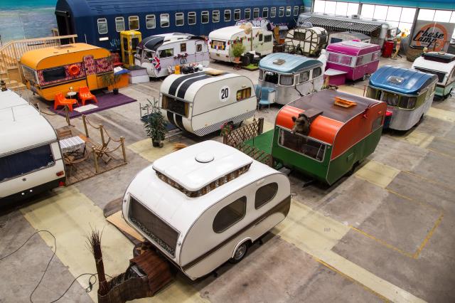 Au BaseCamp Young Hostel, les clients passent la nuit dans des caravanes et autres véhicules relookés. Une adresse surprenante