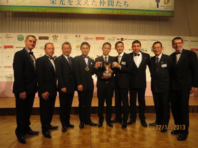 Remise des Trophées aux vainqueurs  (au centre de la photo) : Kazuya MIURA Professeur de Service Ecole Tsuji Osaka, Maîtres de service professionnels ; et Takushi OKADA Etudiant Tsuji culinary Institute Osaka, Maitre de service élèves, avec une partie du 