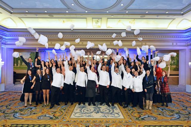 La dernière promotion du Cordon Bleu Paris lors de la remise des diplômes au Four Seasons George V Paris.