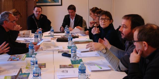 Autour de la table, Michel Sabot, Pascale Besombe, assistante, Francis Delmas, président régional, Benjamin Piccoli de l'AFA, Pauline Héritier et Chantal Pillay-Barry, assistantes, Jacqueline Roux, Christophe Pillière et Gérard Roussilhe.