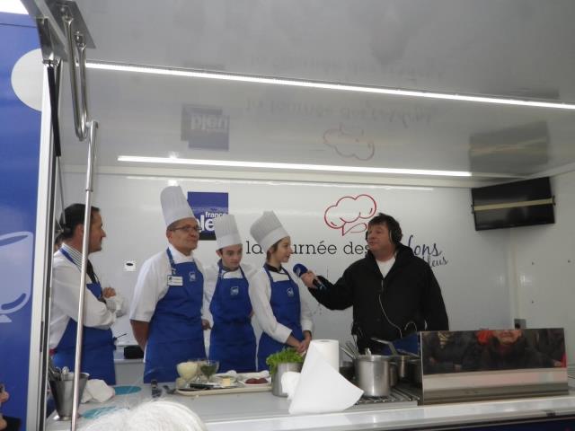 Les élèves du lycée professionnel Haute-Follis de Laval (53) en plein atelier culinaire dans le Food-truck de la « Tournée des Cordons Bleus ».