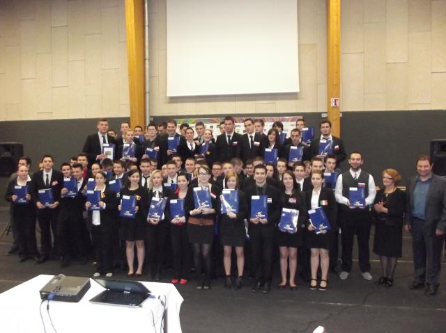 Les 75 jeunes apprentis bac pro partis cette année en stage dans une entrepise européenne ont tous reçu un Europass pour valoriser cette première expérience étrangère.