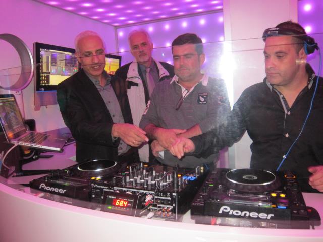 De gauche à droite : Mohammed Barina, gérant de la discothèque Le Vog, Bruno Jahn, Umih Alsace, Jacques Chomentowski, vice-président de l'Umih 67 chargé des établissements de nuit, et le DJ de la discothèque.