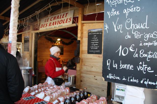 Une des deux tables, le Chalet des Ravioles. Nouveauté 2013, les ravioles concoctées par Per'Gras sont aussi proposées à la vente en apporter en portion de 350 grammes, comme d'ailleurs le vin chaud vendu en bouteille !